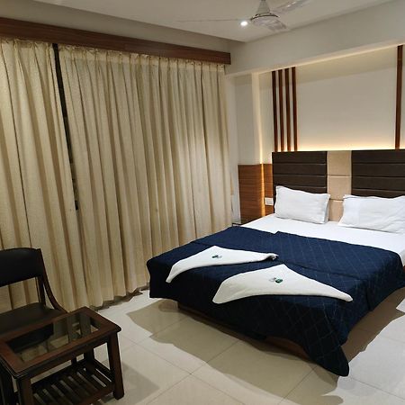 סוראט Hotel Sahyog & Rooms מראה חיצוני תמונה