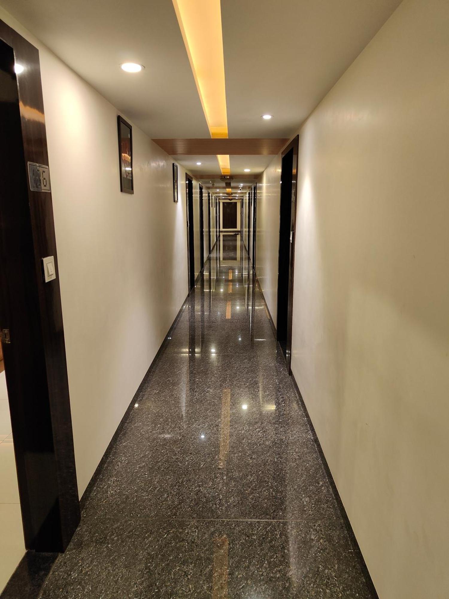 סוראט Hotel Sahyog & Rooms מראה חיצוני תמונה