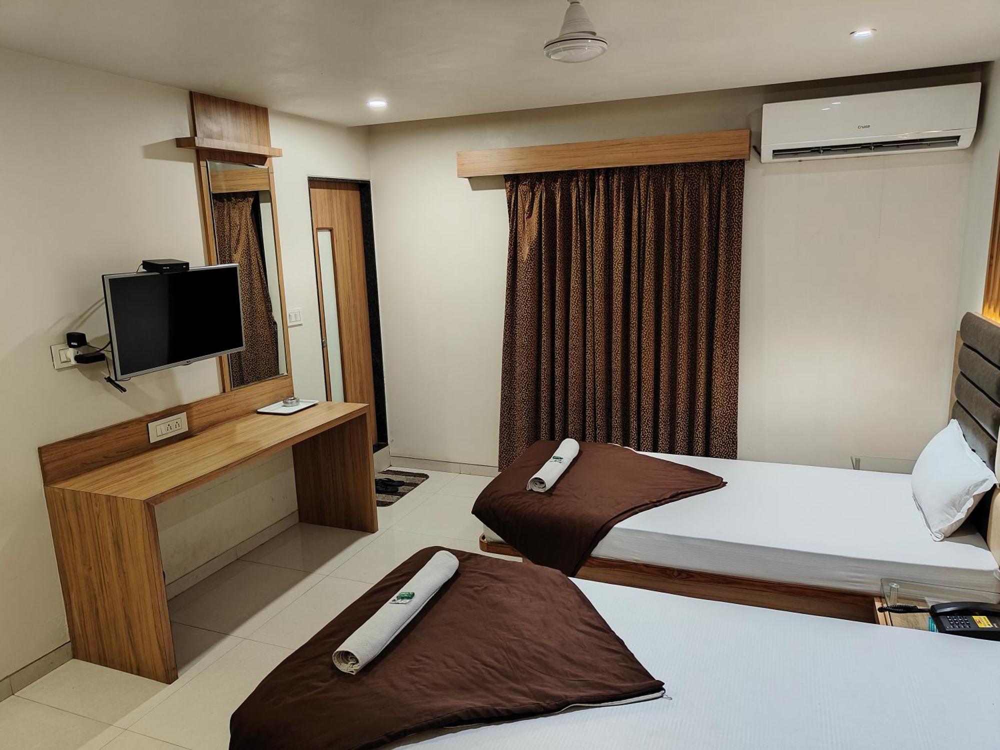 סוראט Hotel Sahyog & Rooms מראה חיצוני תמונה