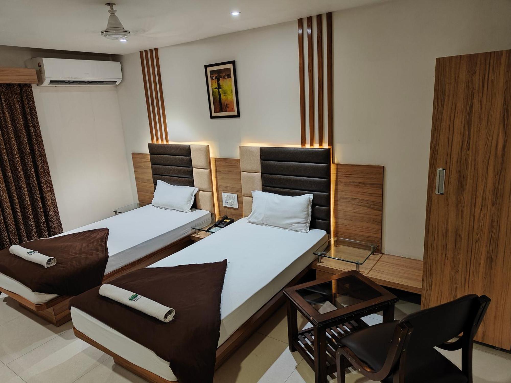 סוראט Hotel Sahyog & Rooms מראה חיצוני תמונה