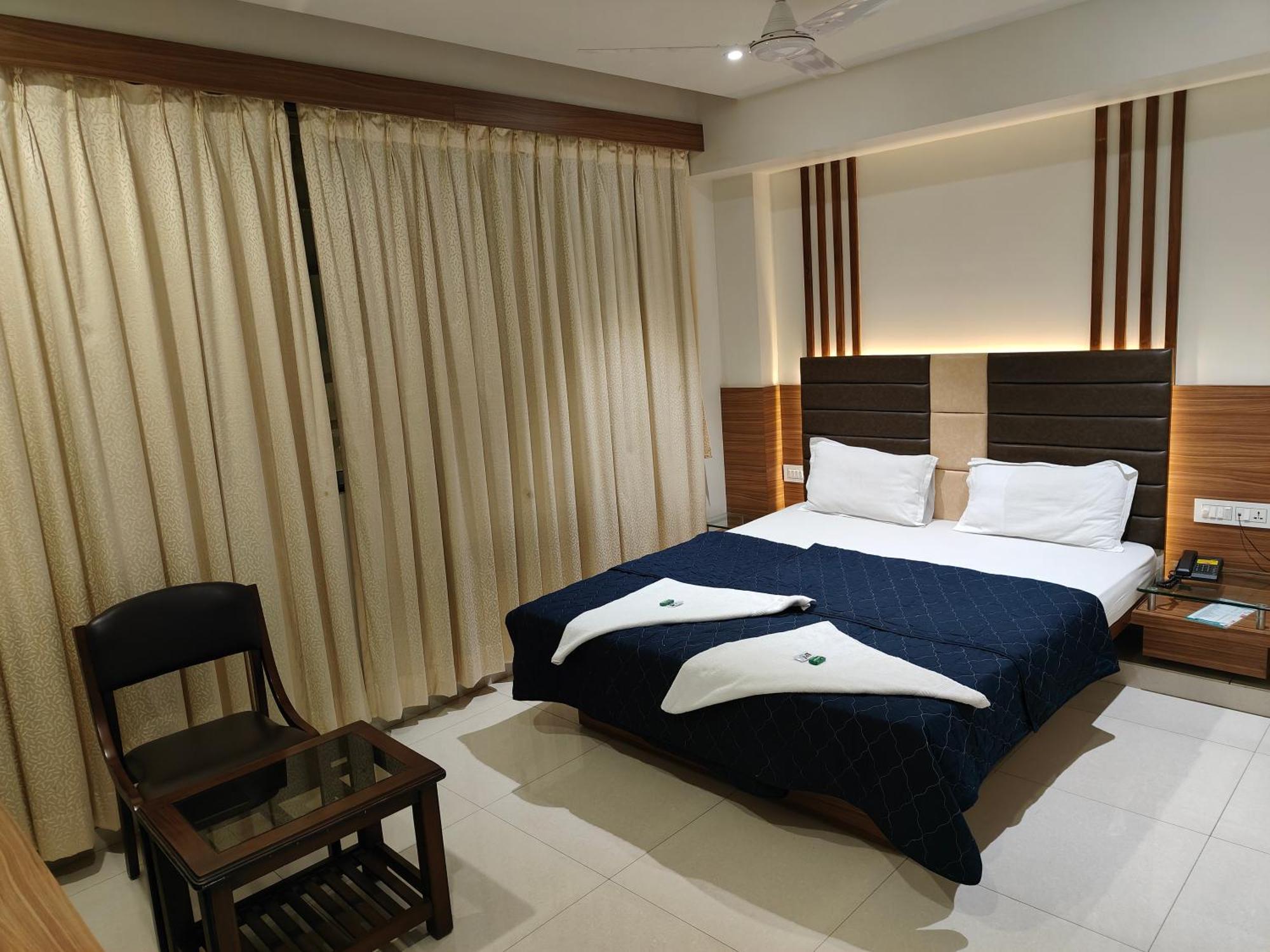 סוראט Hotel Sahyog & Rooms מראה חיצוני תמונה