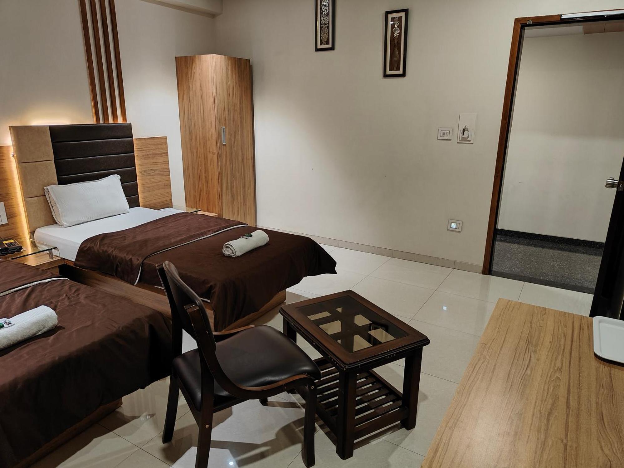סוראט Hotel Sahyog & Rooms מראה חיצוני תמונה
