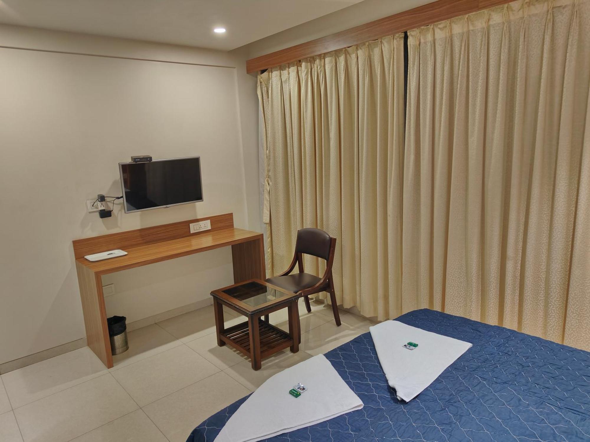 סוראט Hotel Sahyog & Rooms מראה חיצוני תמונה