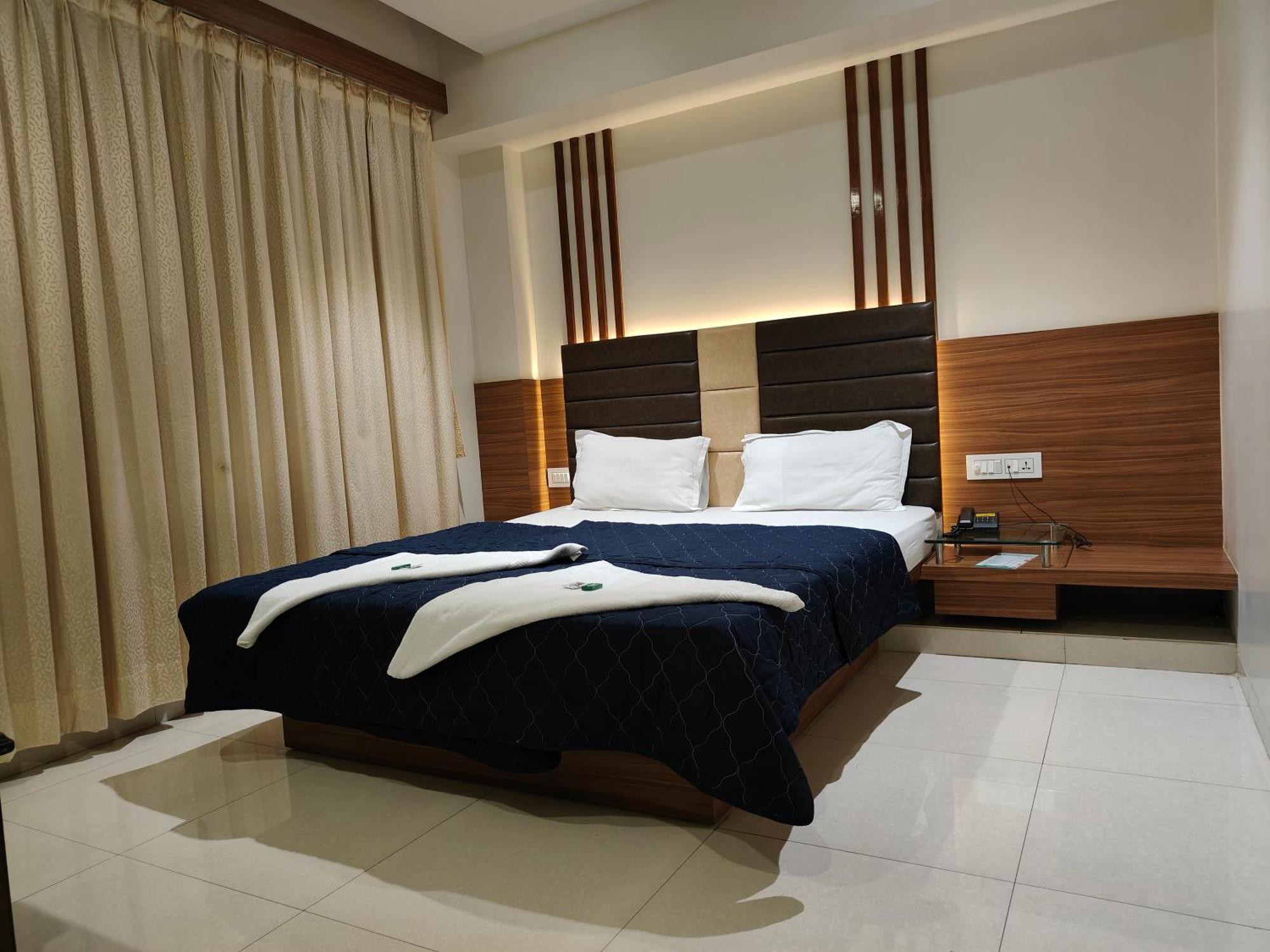 סוראט Hotel Sahyog & Rooms מראה חיצוני תמונה