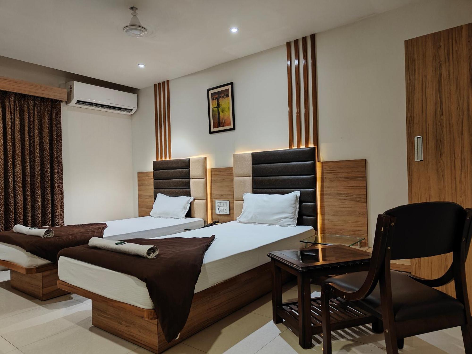 סוראט Hotel Sahyog & Rooms מראה חיצוני תמונה