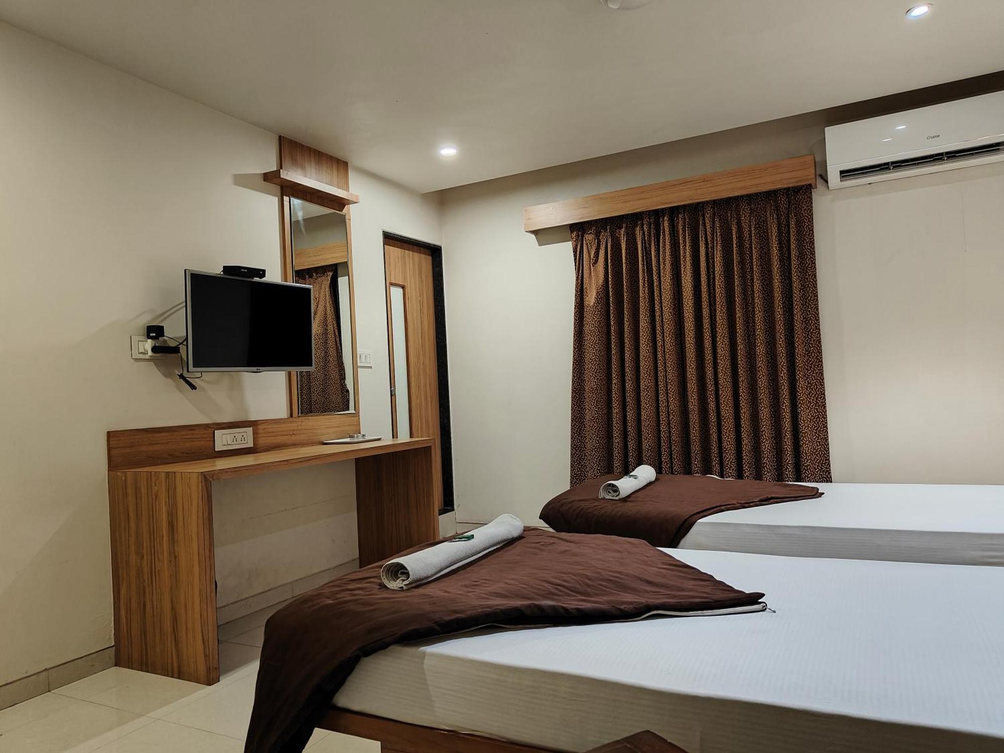 סוראט Hotel Sahyog & Rooms מראה חיצוני תמונה