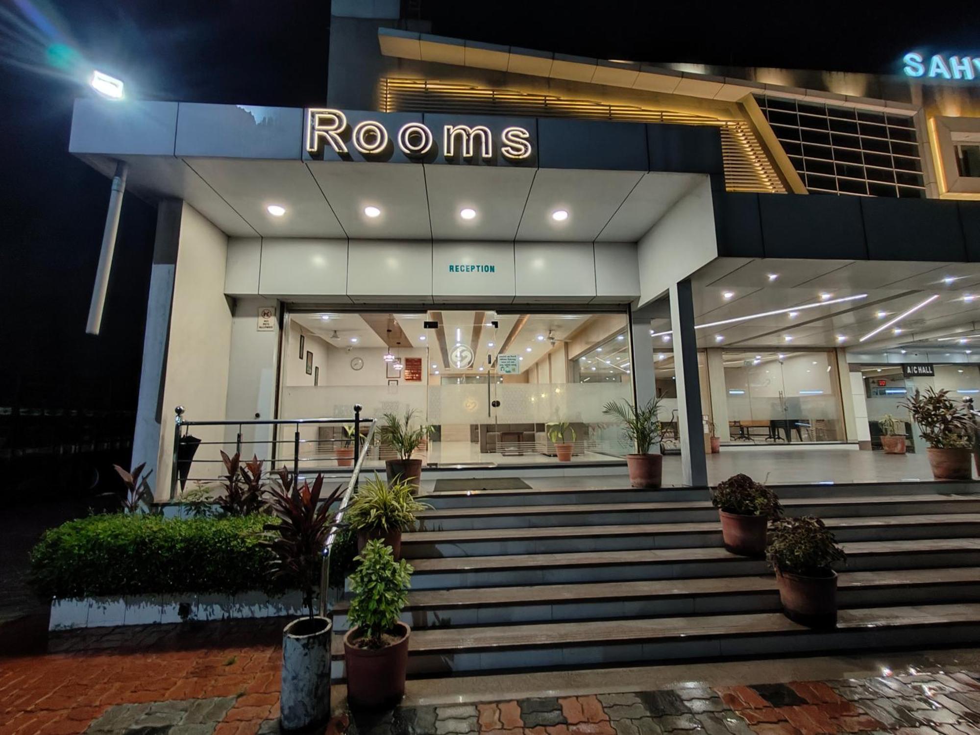 סוראט Hotel Sahyog & Rooms מראה חיצוני תמונה