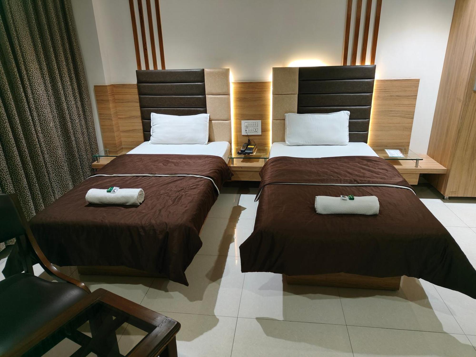 סוראט Hotel Sahyog & Rooms מראה חיצוני תמונה
