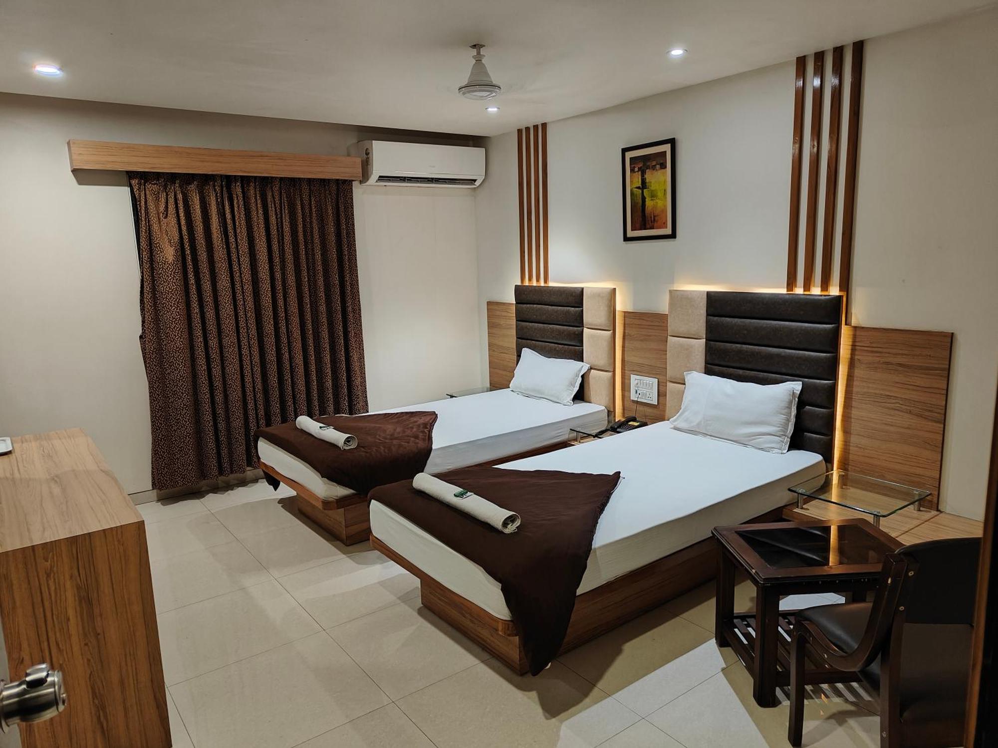 סוראט Hotel Sahyog & Rooms מראה חיצוני תמונה