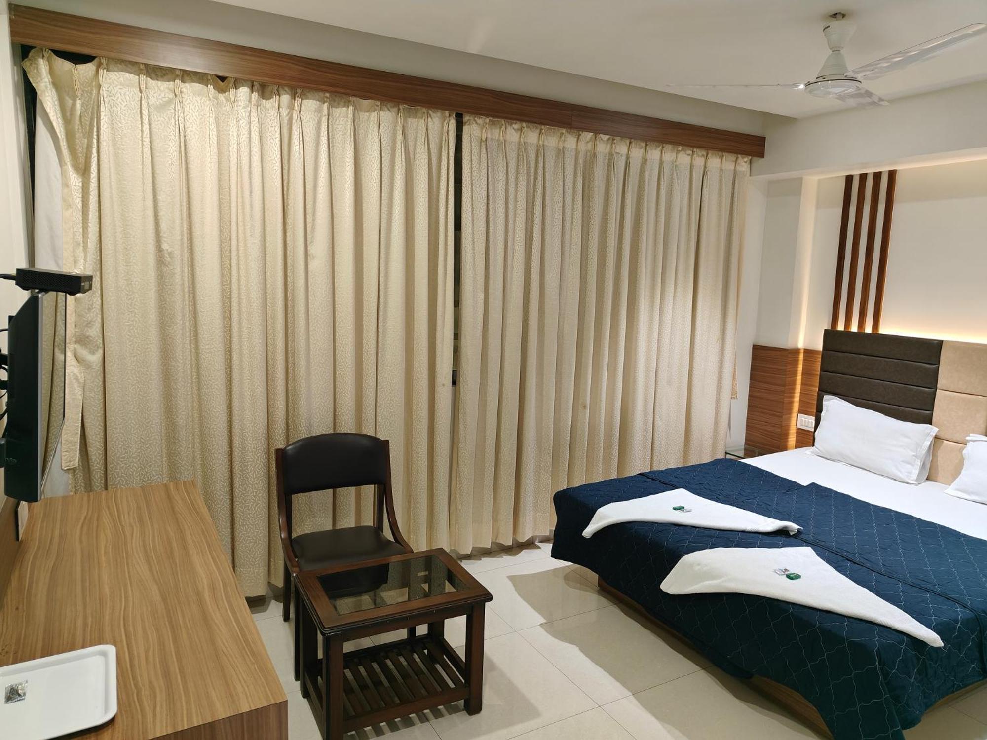 סוראט Hotel Sahyog & Rooms מראה חיצוני תמונה