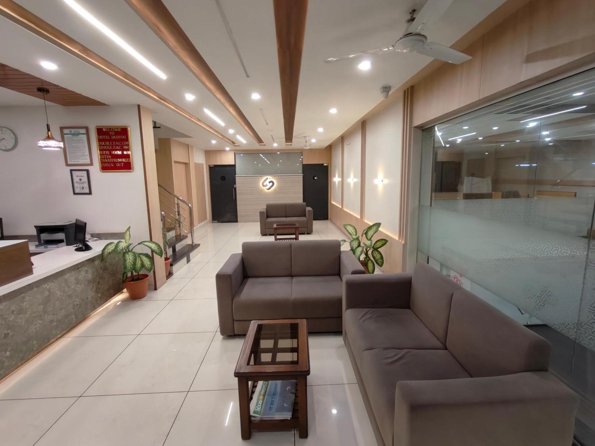 סוראט Hotel Sahyog & Rooms מראה חיצוני תמונה