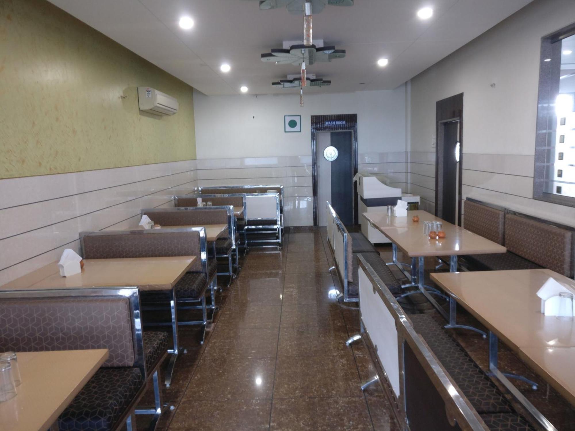 סוראט Hotel Sahyog & Rooms מראה חיצוני תמונה